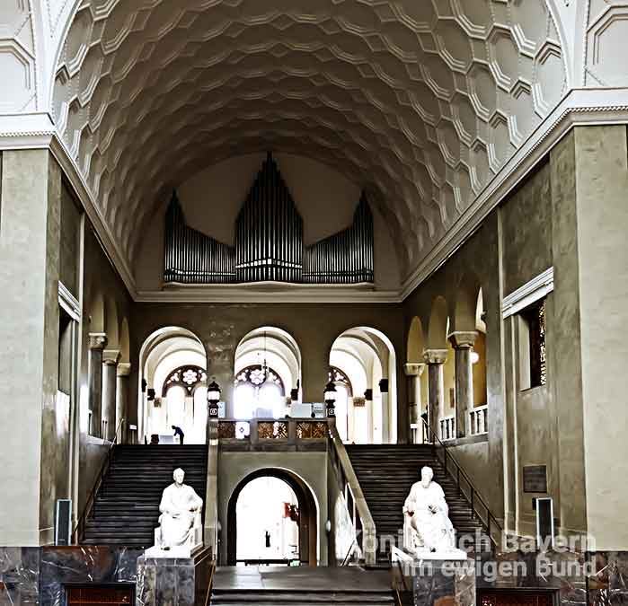 Muenchen_LMU_Lichthof.jpg